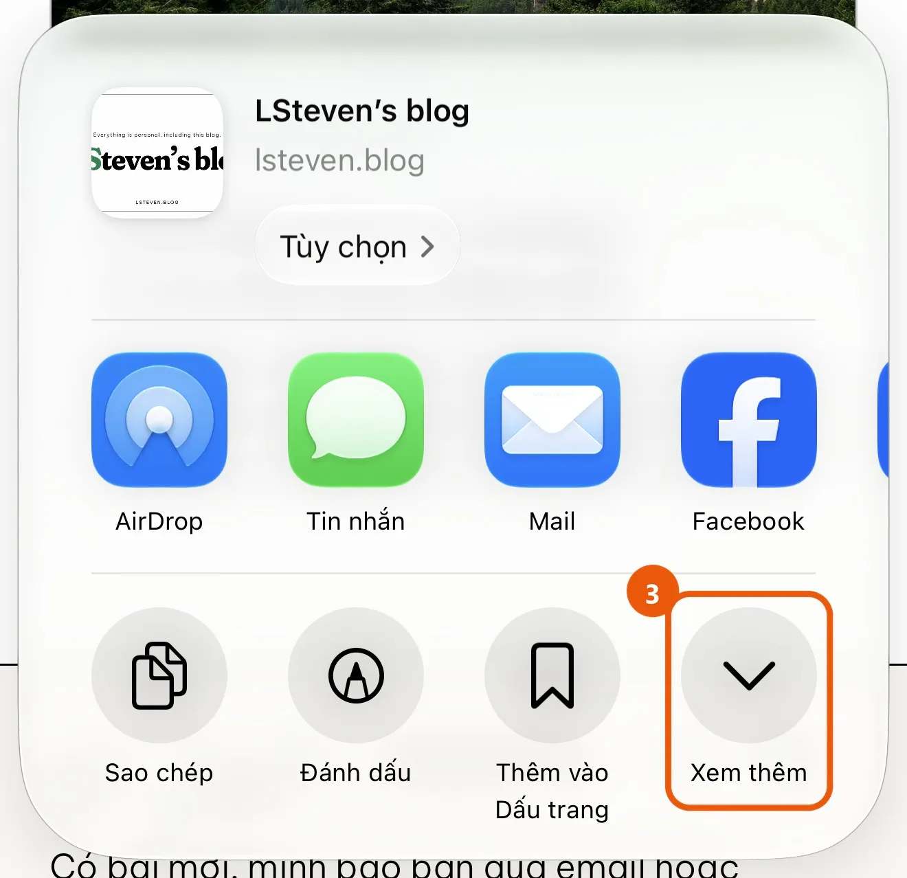 Bảng chia sẻ của iPhone, nút Xem thêm ở góc dưới bên phải được khoanh lại